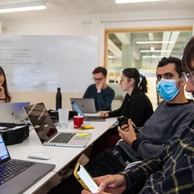 Atelier UX research avec ordinateurs portables et masques
