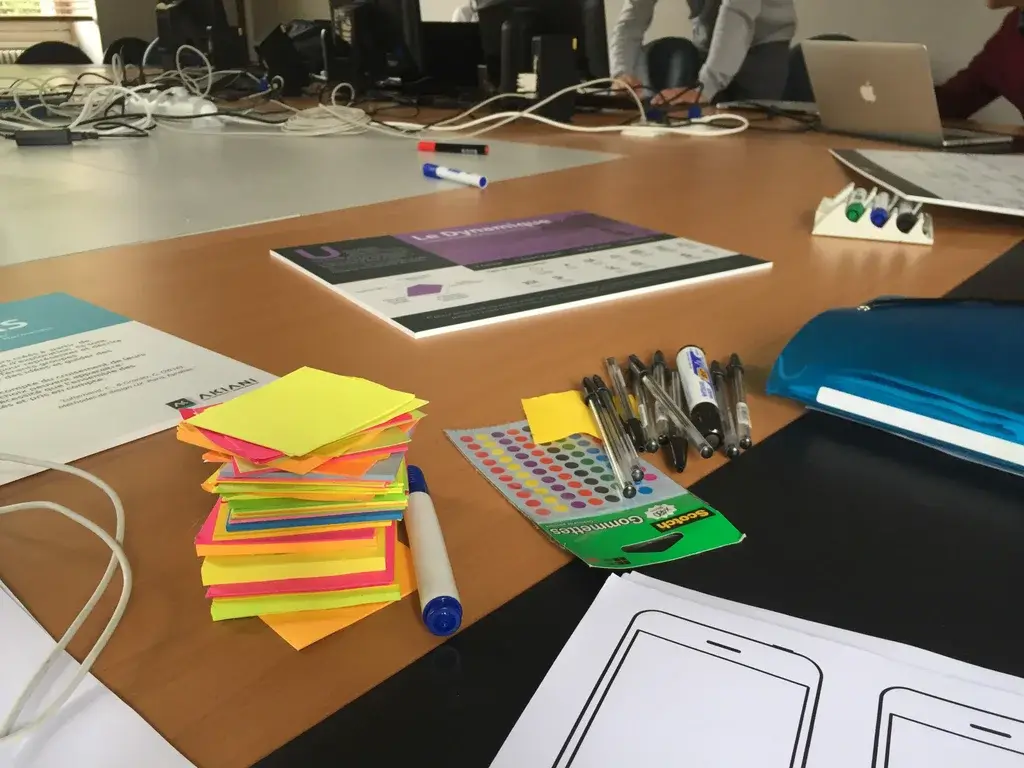 Workshop materials: sticky notes, pen, dot stickers
