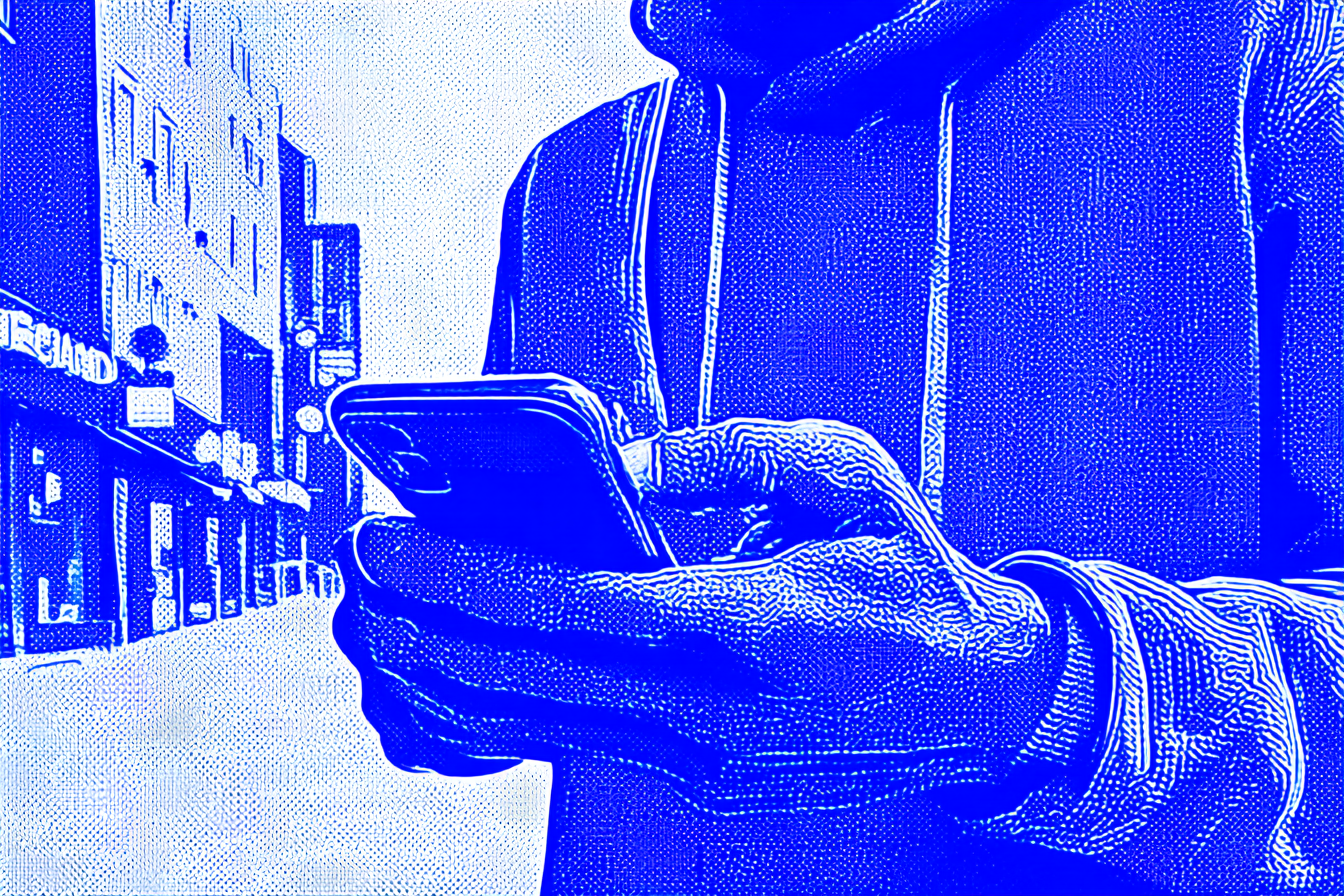 Deux mains de face tenant un téléphone