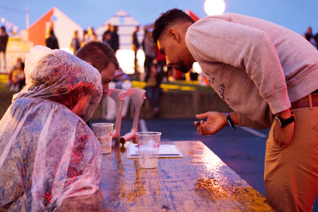 un membre de l'équipe en pleine discussion avec des festivaliers aux Francofolies de La Rochelle