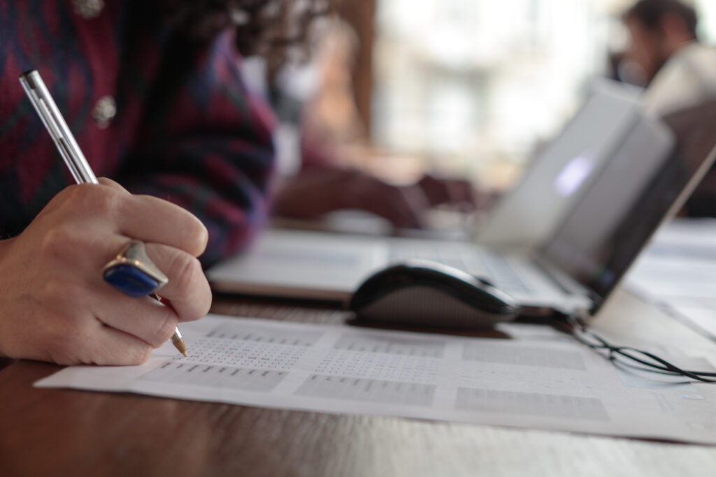 remplissage d'un questionnaire UX normé dans un café, après le guerilla test d'un site en desktop