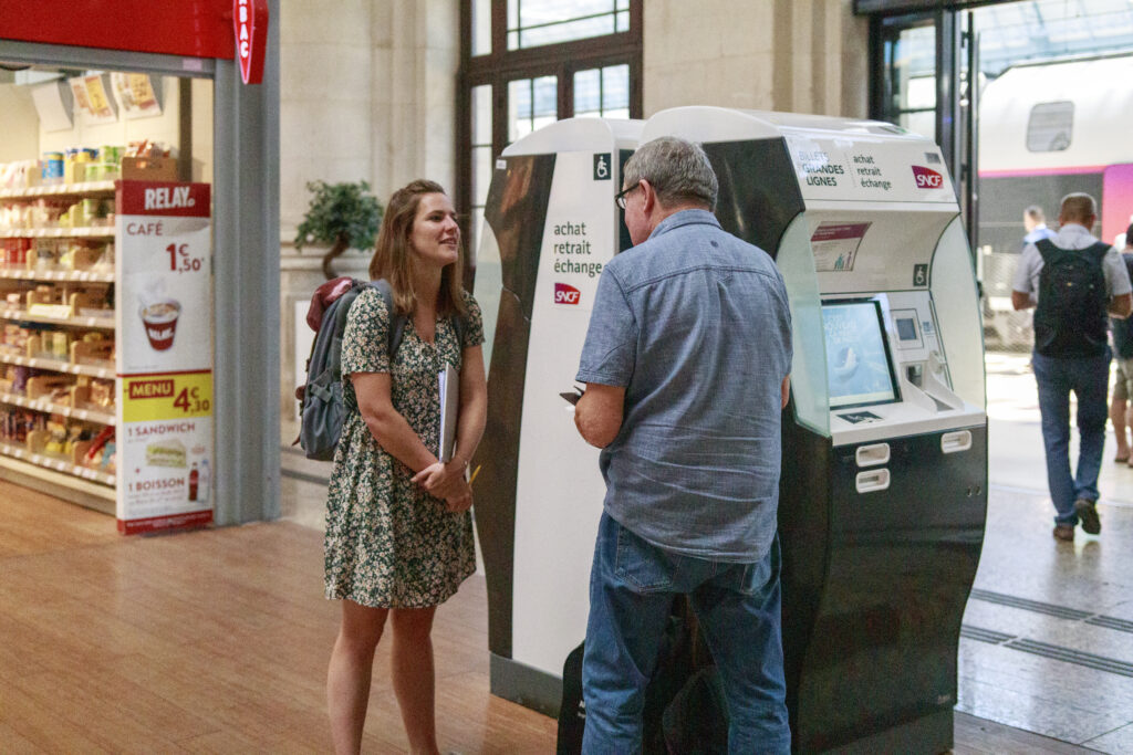 un membre de l'équipe lors d'une interview urbaine en gare