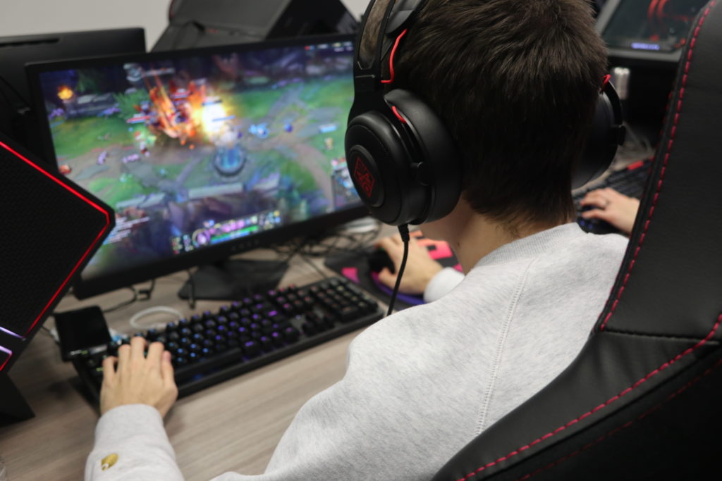 Esport : joueur de dos en train de jouer à LOL