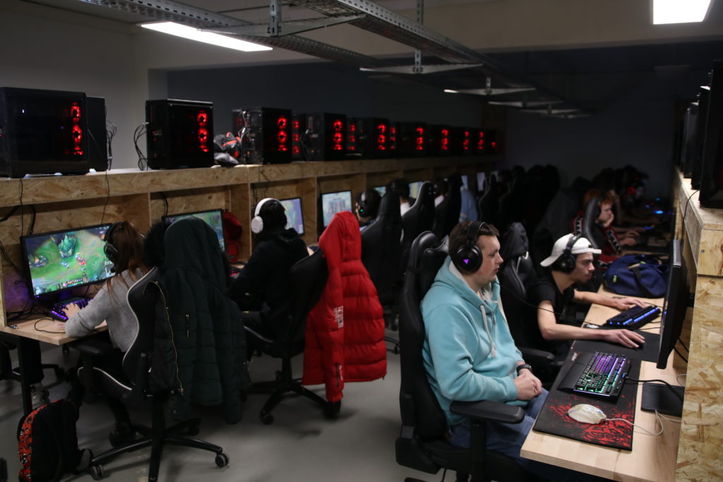 Plusieurs joueurs installés dans leur fauteuil devant leur pc