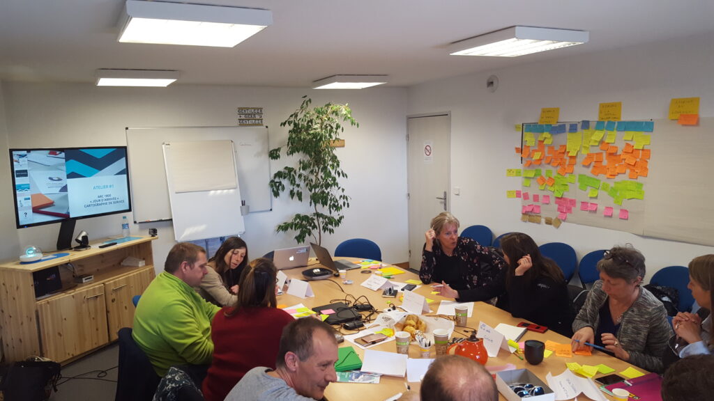 un atelier de co-conception avec une dizaine de métier différents en lien avec le parcours utilisateur du jour d'arrivée en station de ski