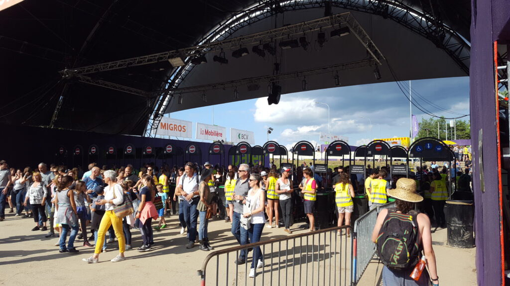 les entrées du Paléo Festival Nyon avec la sécurité et les festivaliers point de contact du parcours utilisateur