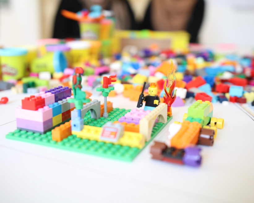 Détail de l'atelier Lego prise de vue d'un dispositif innovant