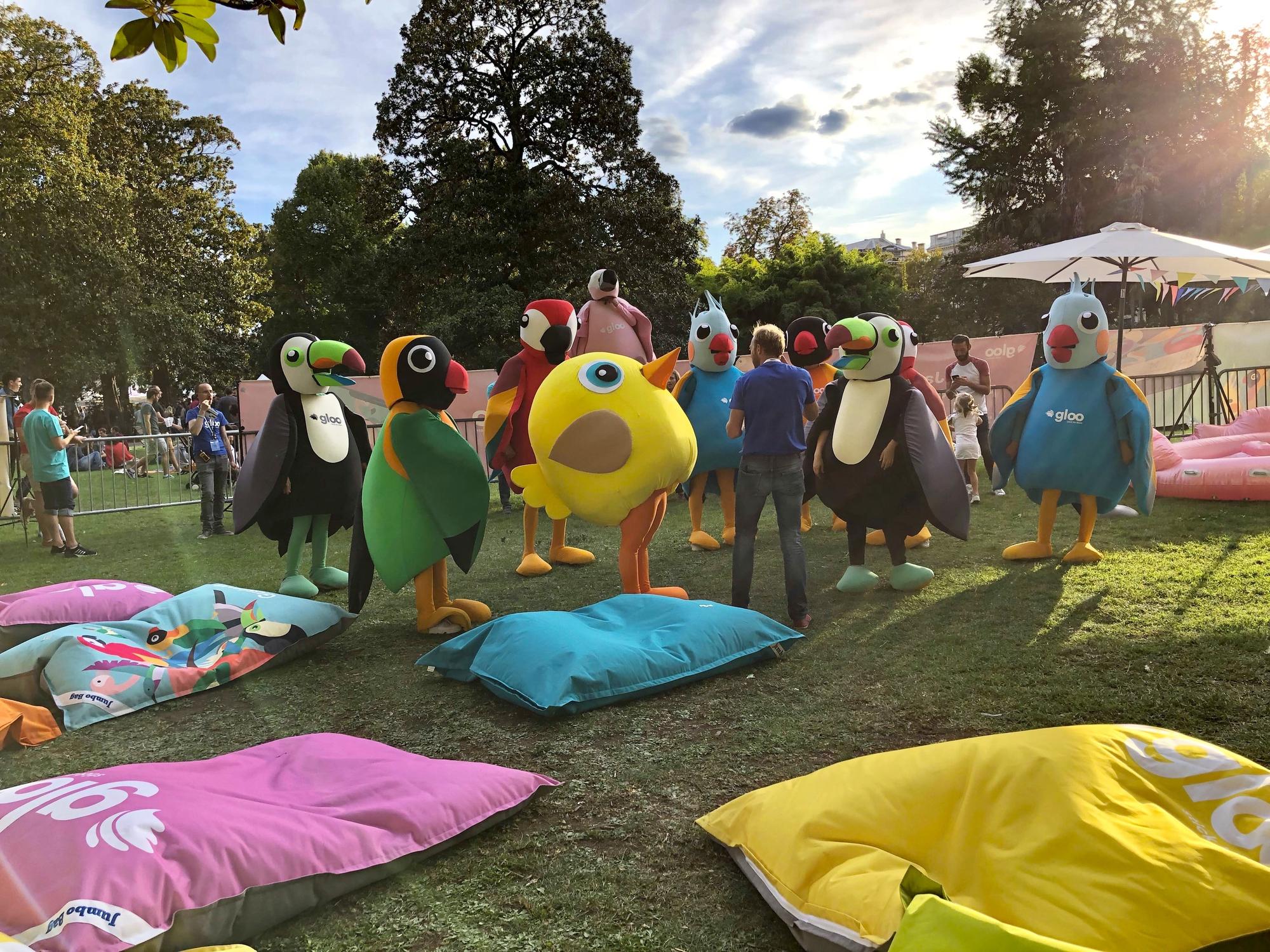 Mascottes Gloo lors d'un happening au jardin public