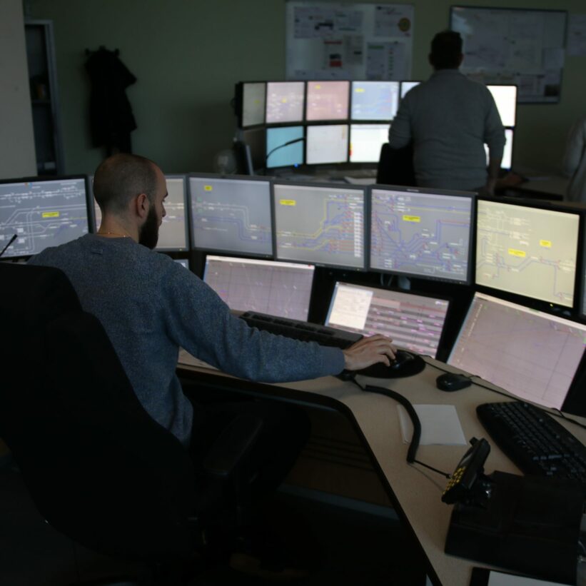 Observation d'un aiguilleur SNCF en poste