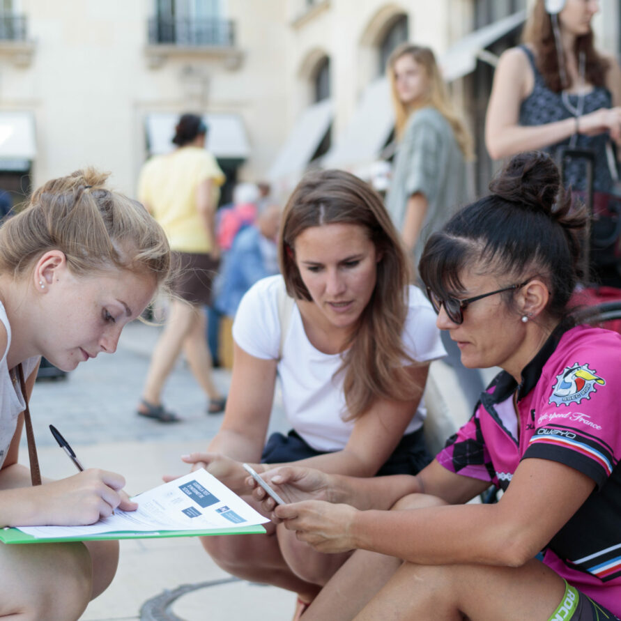 Guerrila test d'une touriste en train de tester une application