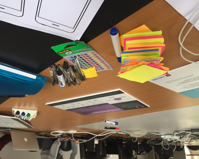 Matériel atelier post it stylo gommette
