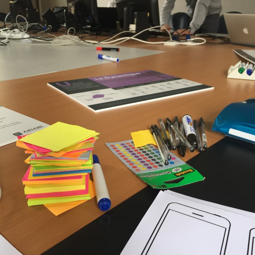 Matériel atelier post it stylo gommette