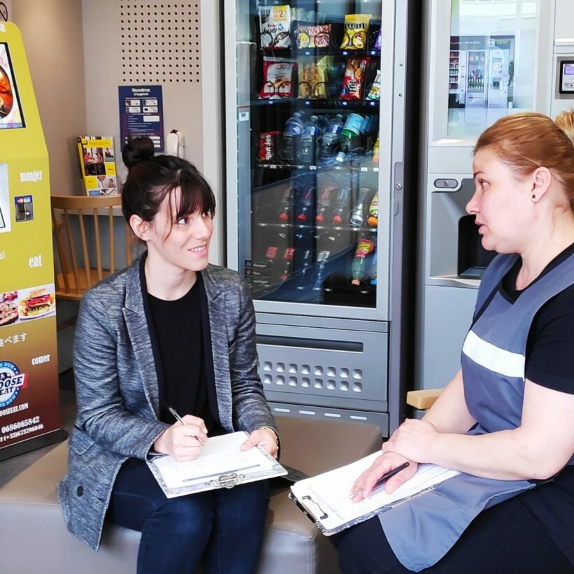 Entretien dans un hôtel B&B entre notre UX researcher et une employée de l'hotel