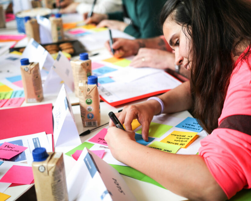Participante au focus group en train de noter ses idées sur post-it