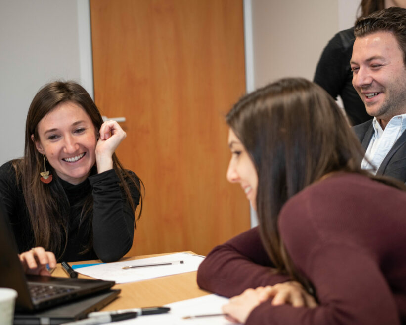 Plusieurs participants en train de rire pendant l'atelier