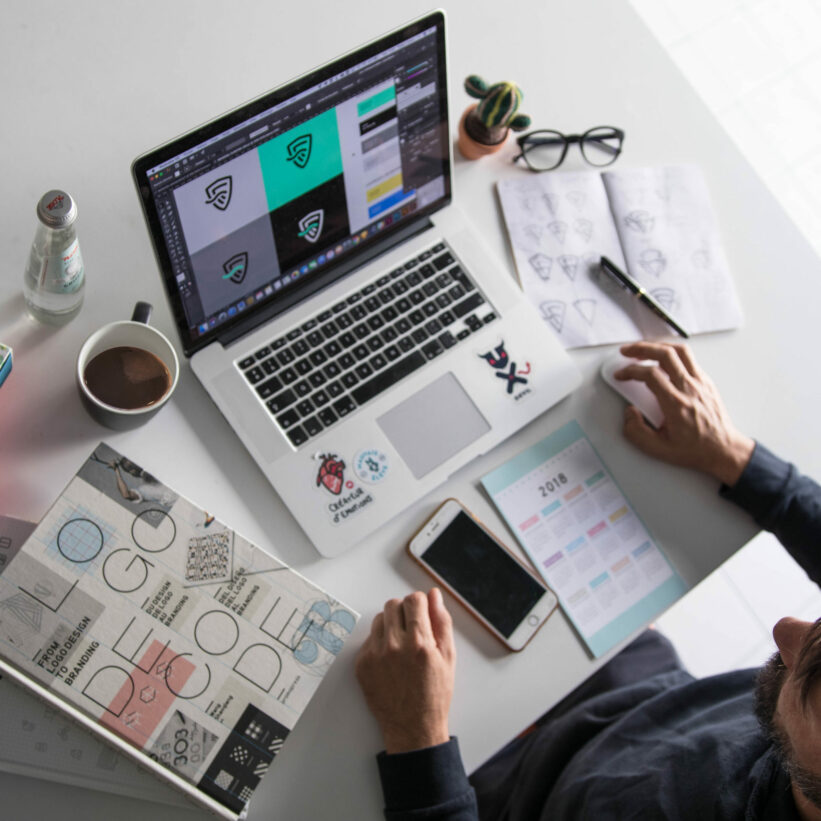 Teddy en train de travailler sur le logo de Flowtide