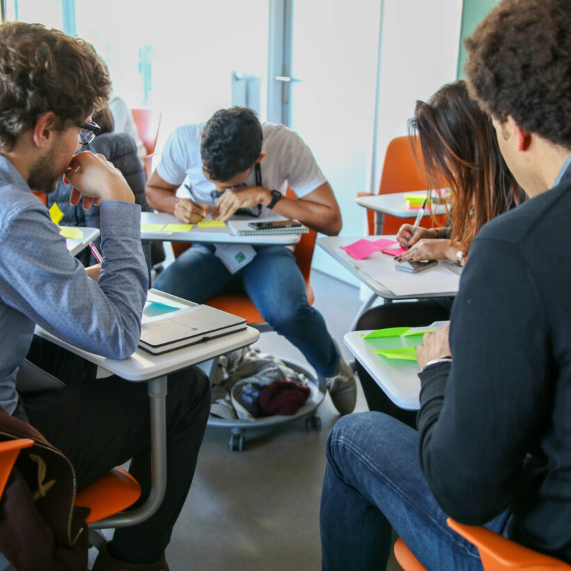 Etudiants de digital campus en train de travailler sur un projet