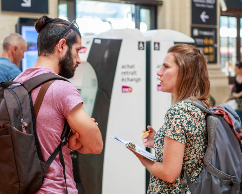 Une personne de l'équipe en train de faire un test utilisateur en gare de Pessac