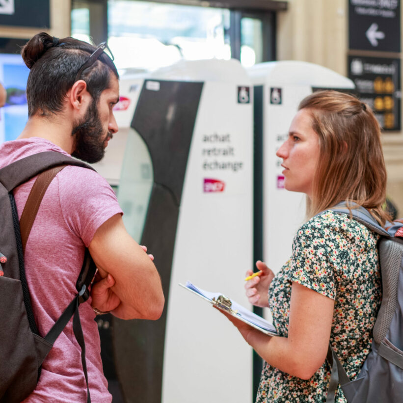 Une personne de l'équipe en train de faire un test utilisateur en gare de Pessac