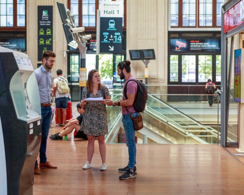 Une personne de l'équipe en train de faire un test utilisateur en gare de Pessac