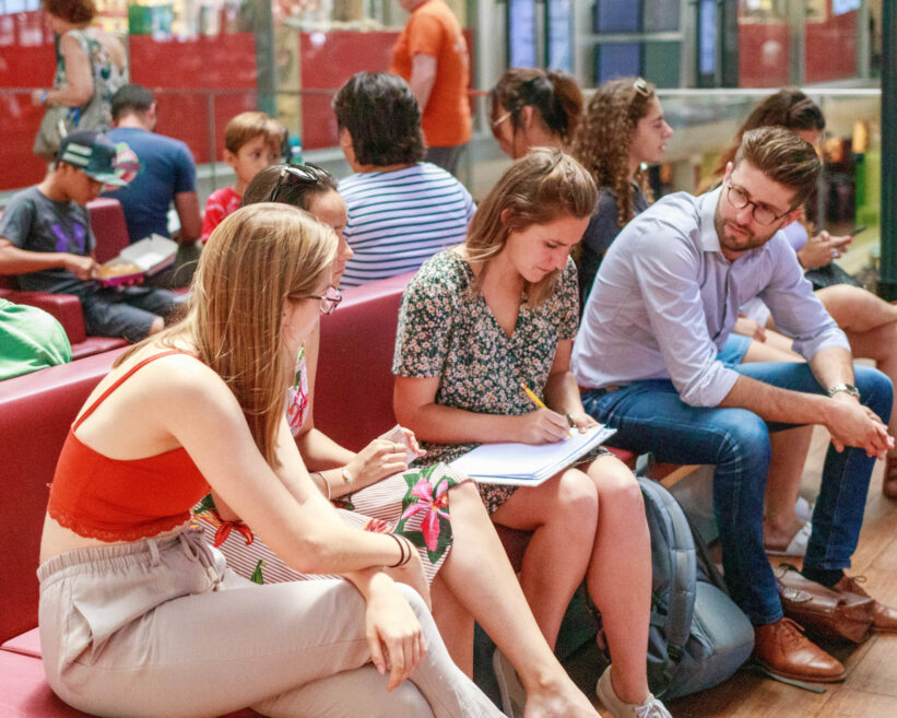 Une personne de l'équipe en train de faire un test utilisateur en gare de Pessac