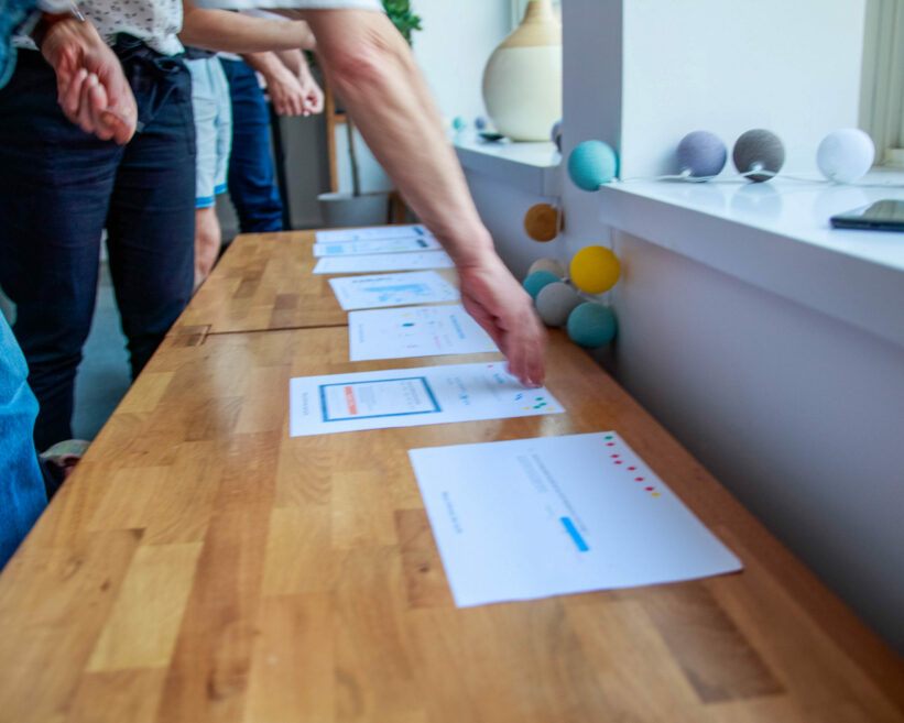Participant en train de voter pour les idées de conception qu'ils préfèrent