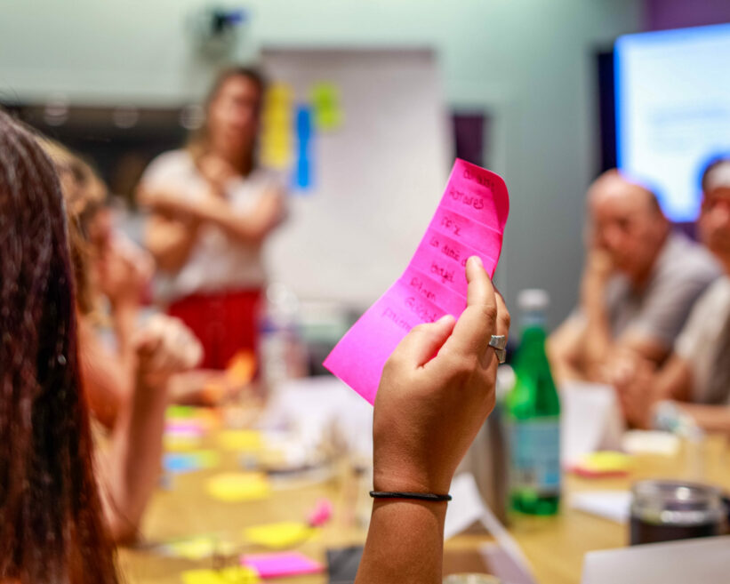 Femme en train de lire ses idées sur les post-it