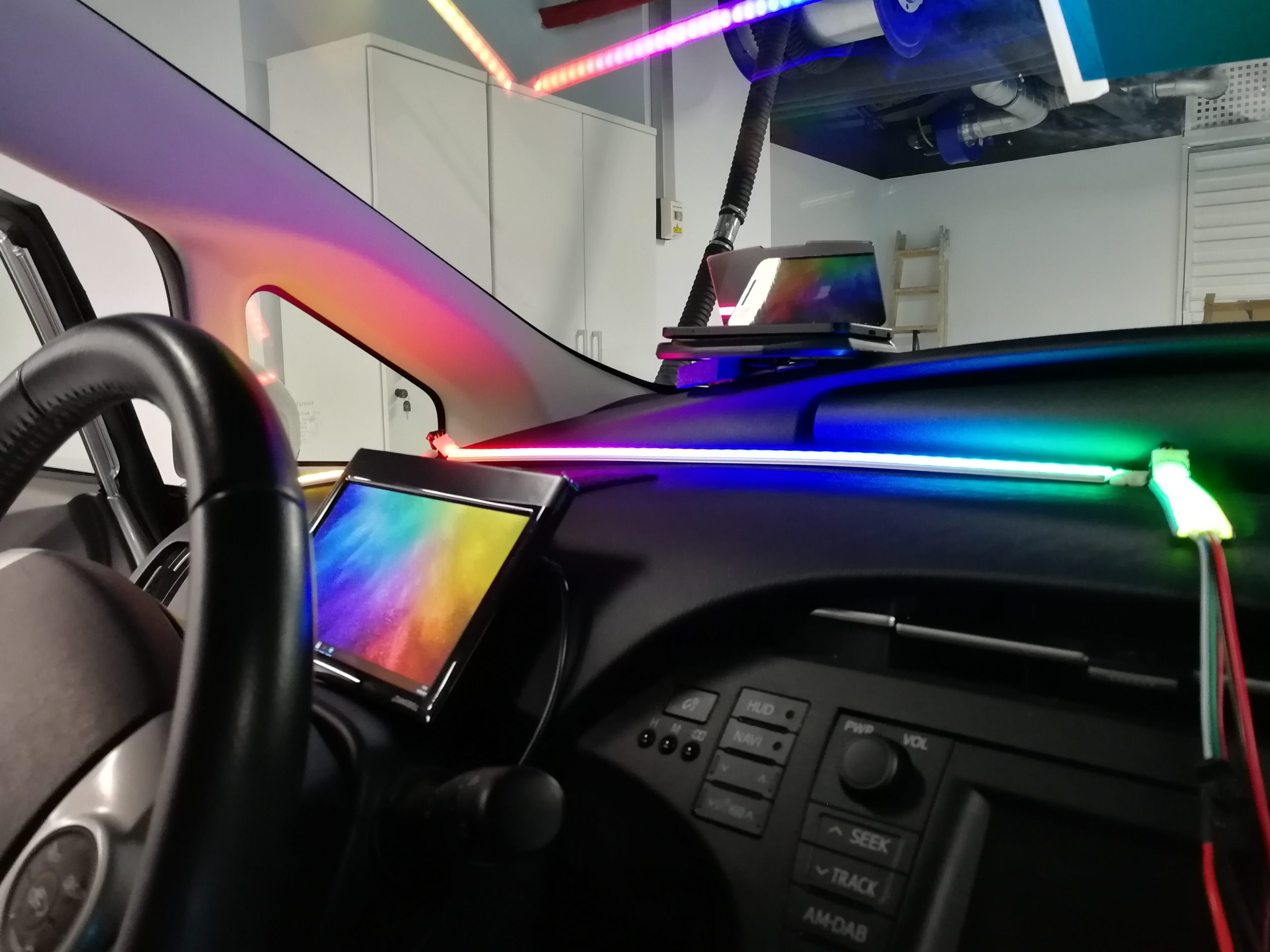 Intégration des bandeaux LED dans la voiture de démonstration