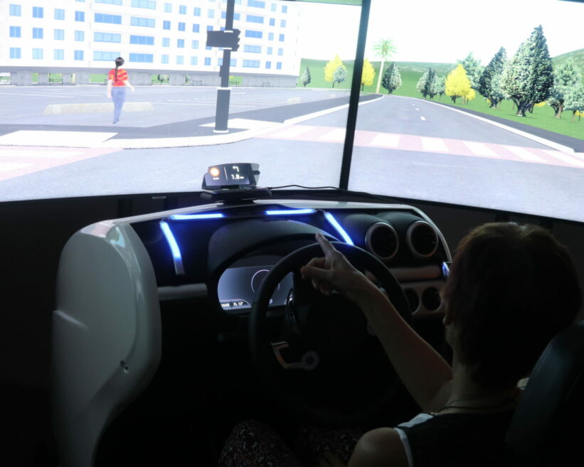 Séquence d'interaction avec une conductrice au volant