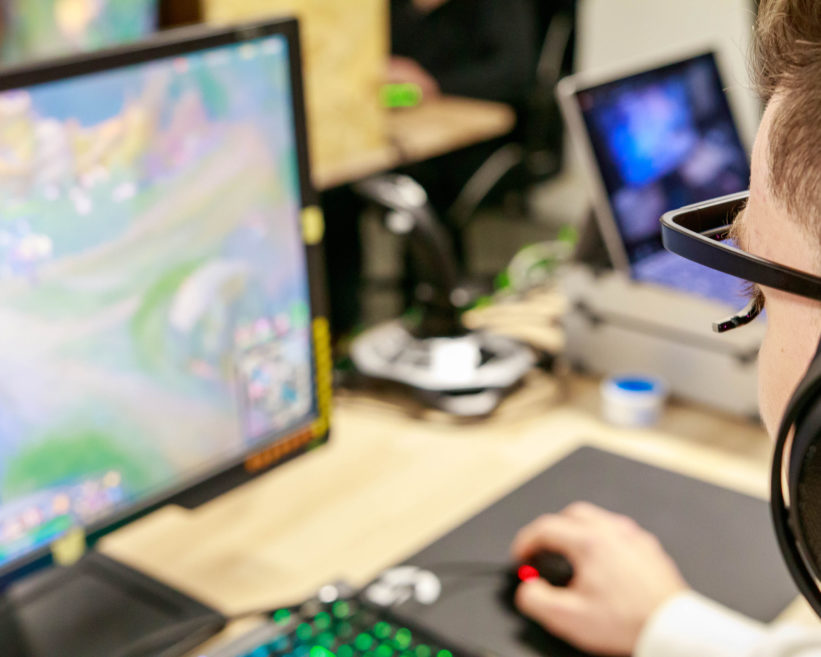 Gros plan sur l'eyetracker utilisé par les joueurs