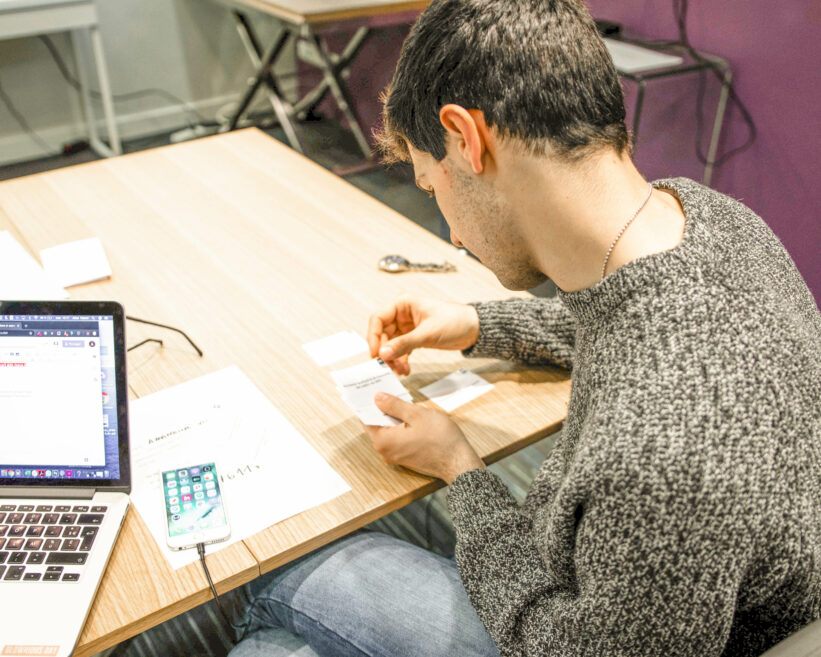 Un testeur en train de prendre connaissance de la consigne du test