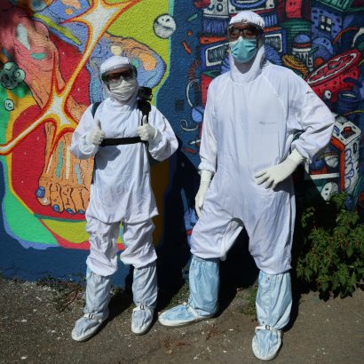 Laurine et Jisser en combinaison de salle blanche pendant des tests utilisateurs