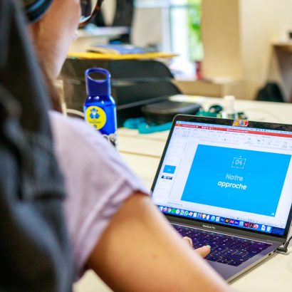 Fanny travaille sur la refonte de nos supports de communication