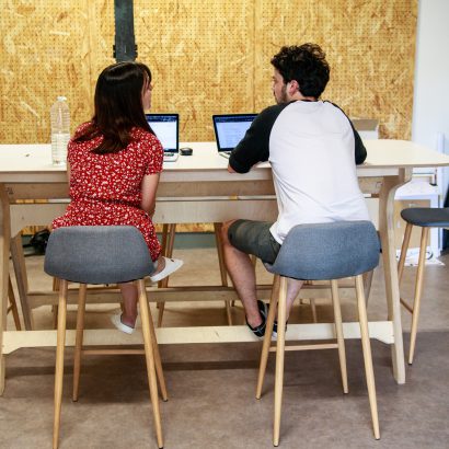 Atelier de travail entre Alice et Yannick sur une table haute