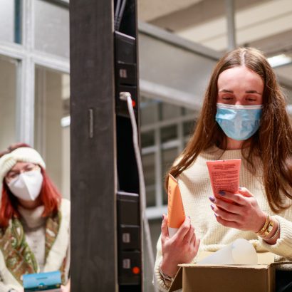 Fanny découvre son cadeau au secret santa 2020