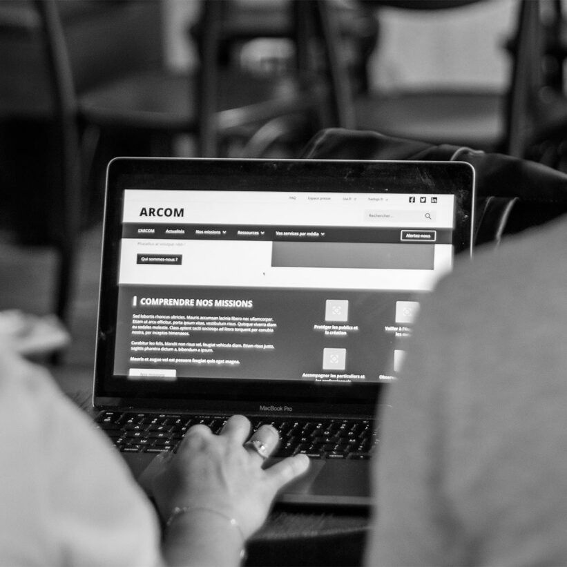 UX Designer et tester lors d'une séance de guerilla test