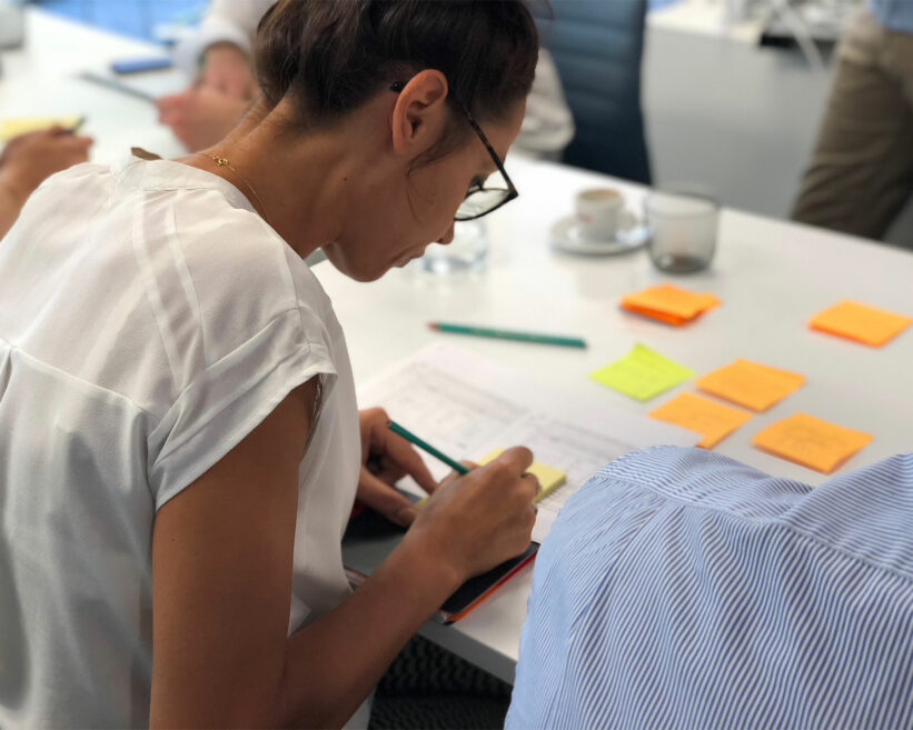 Atelier de co-conception noter des idées sur post-it