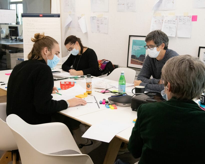 Atelier de co-conception réflexion commune autour de la table