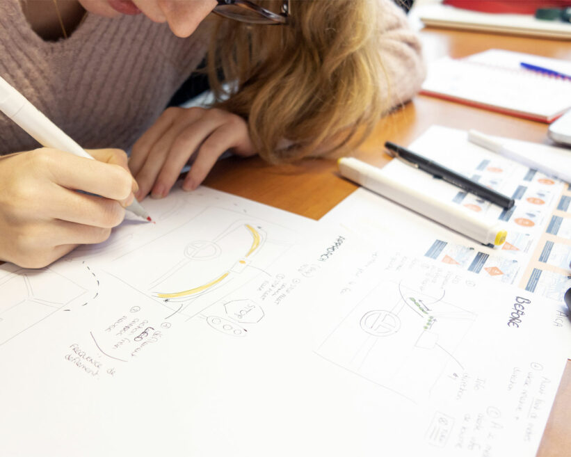 Storyboard en atelier avec dessins sur papier