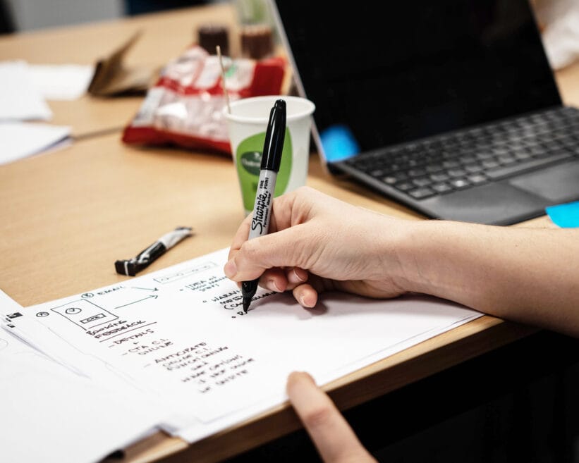 Atelier co-sketching dessin sur papier avec sharpie
