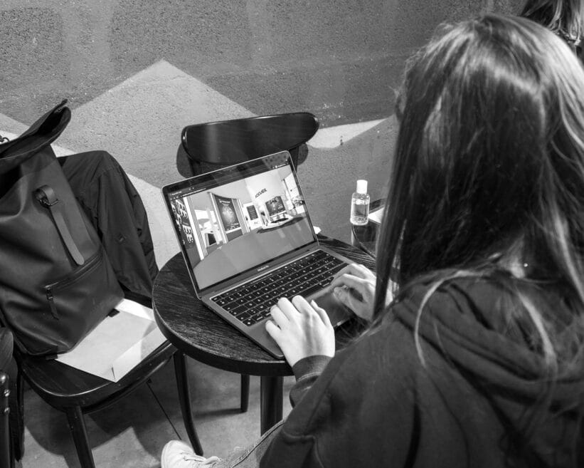 Guerilla tests sur un site web dans un café