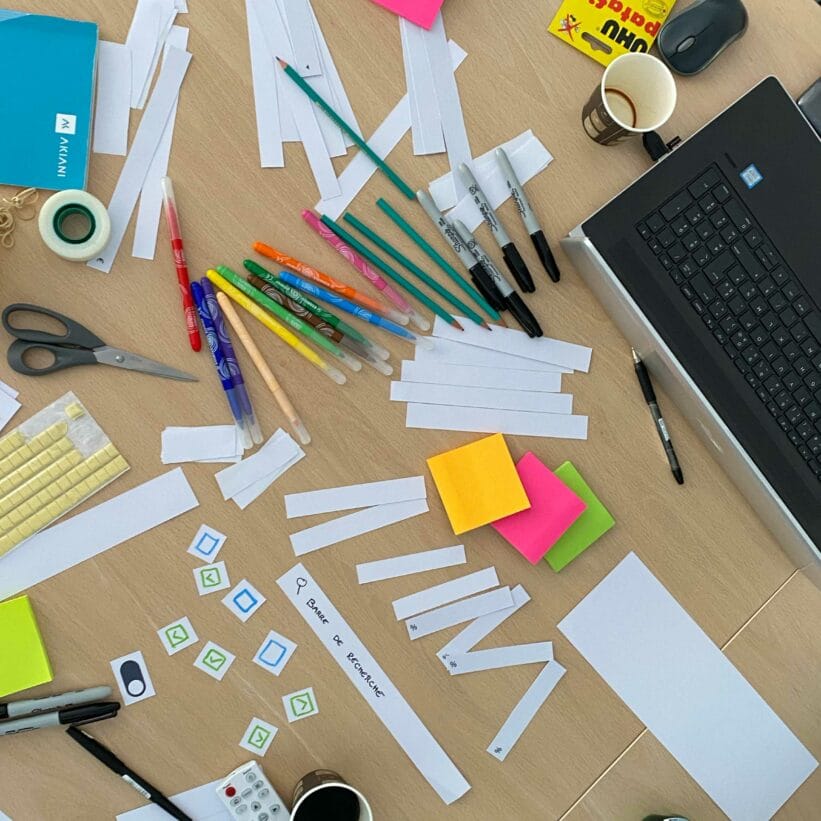 Vue du matériel utilisé pour l'atelier de co-conception des écrans pour la refonte de l'outil métier