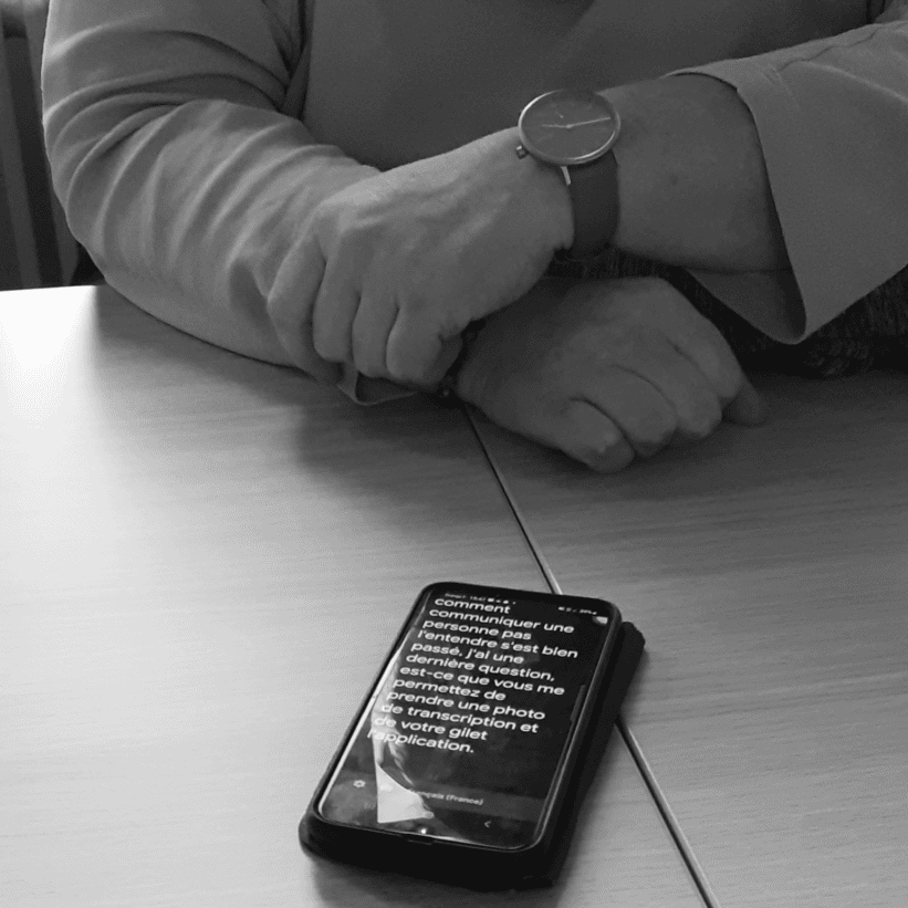 Photo d'un téléphone portable avec de la retranscription textuelle prise lors des entretiens d'acculturation dans la cadre de l'étude sur les voyageurs en situation de handicap