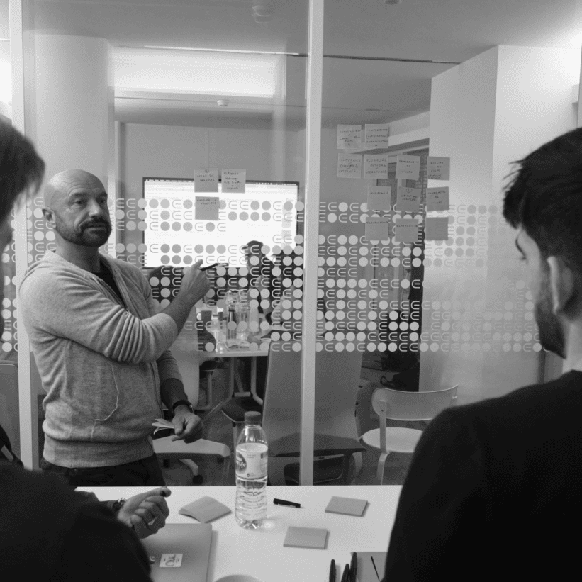 Photo des participants lors de l'atelier d'idéation au sein des locaux de SNCF Connect and Tech dans le cadre de l'étude sur les voyageurs en situation de handicap