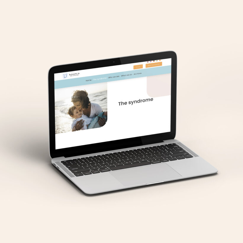 Macbookpro affichant la page d'accueil d'une association de support aux familles d'enfants atteints d'un syndrome