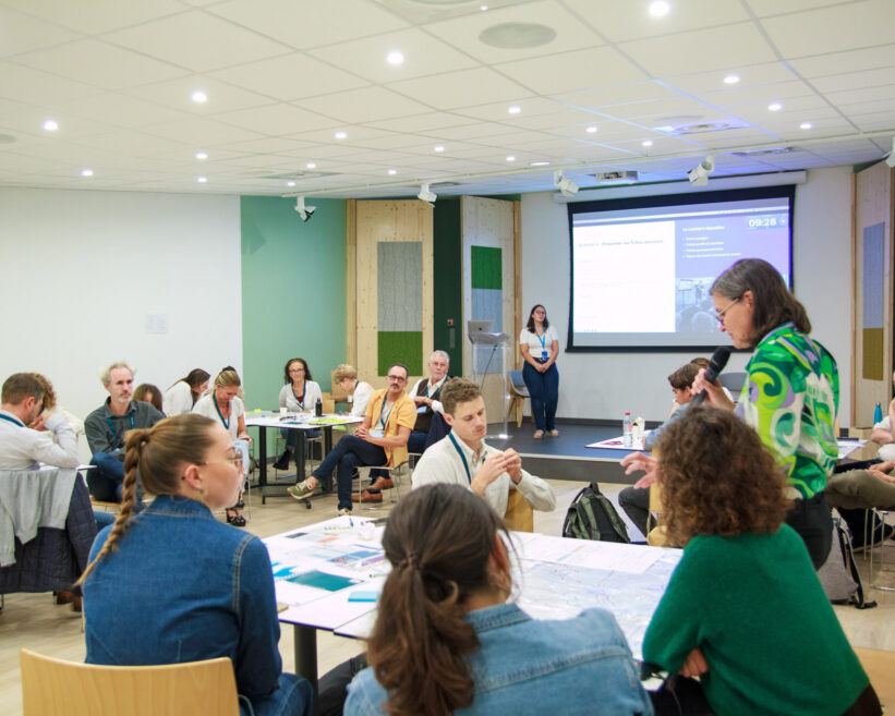 personne qui présente la réflexion de la vallée de l'Homme aux autres groupes