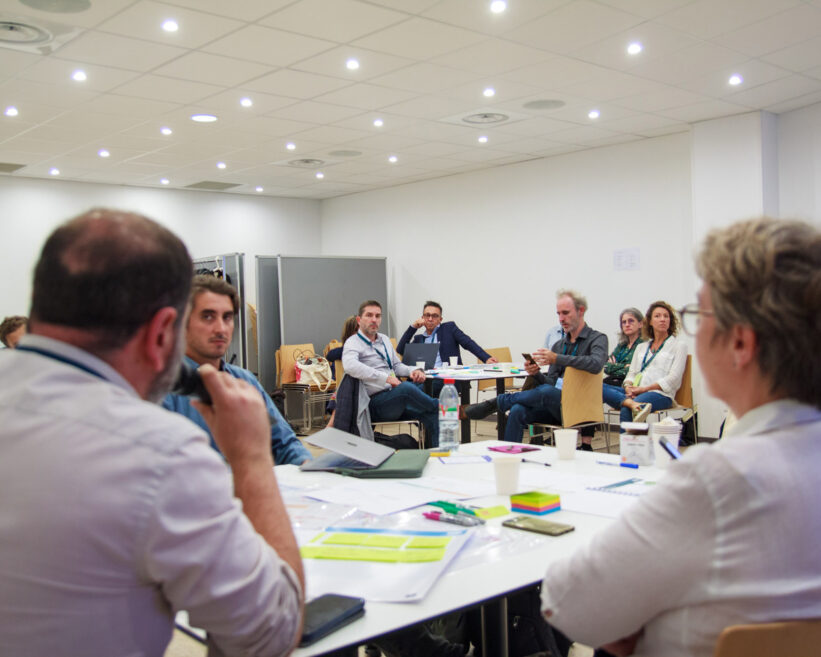 personne qui présente la réflexion de Marmande aux autres groupes