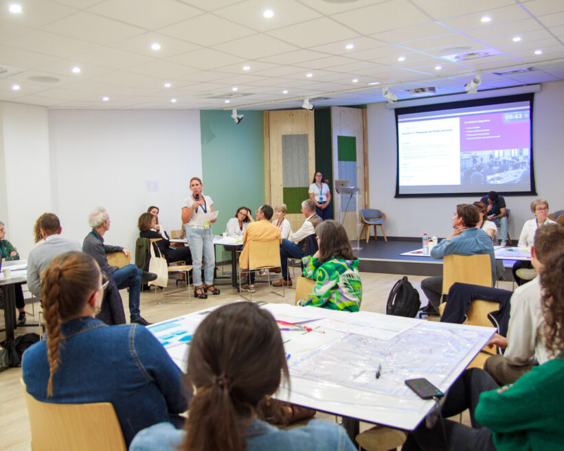 personne qui présente la réflexion de Saint Emilion aux autres groupes