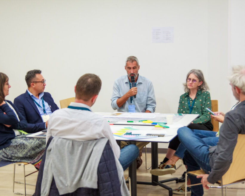 personne qui présente la réflexion de saint Vincent de Tyrosse aux autres groupes