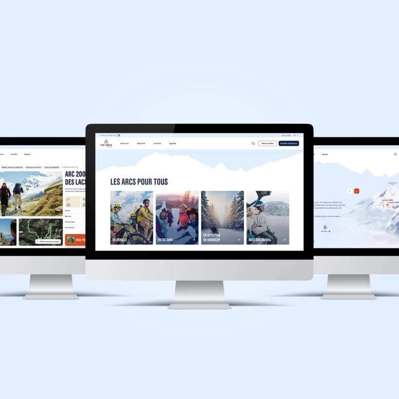 Trois maquettes numériques sur des écrans d'ordinateur de bureau affichent différentes pages du site web de la station Les Arcs, présentées sur un fond bleu-gris clair. L'écran central, mis en avant, montre une page d'accueil intitulée